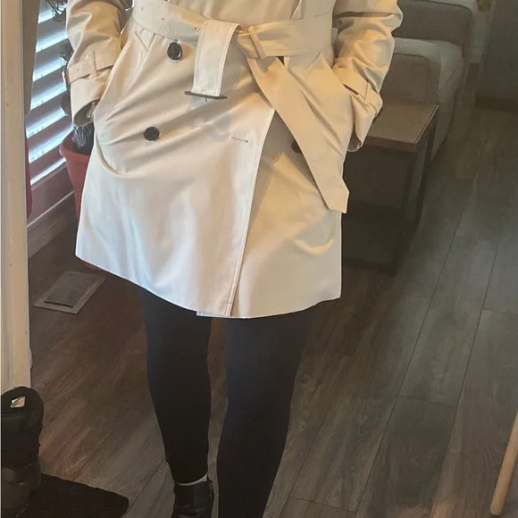 New, never worn. Women's Classic Burberry trench coat - size 8 US - Picture 10 of 12